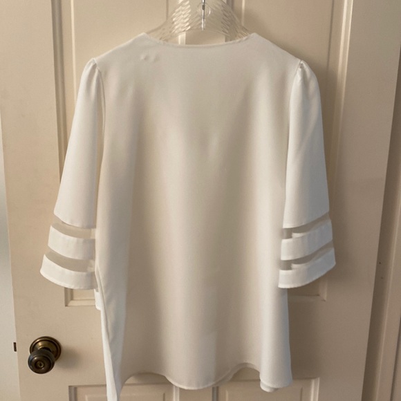 Women’s’ dressy summer casual v neck. 3/4 length sleeves. - Picture 2 of 2